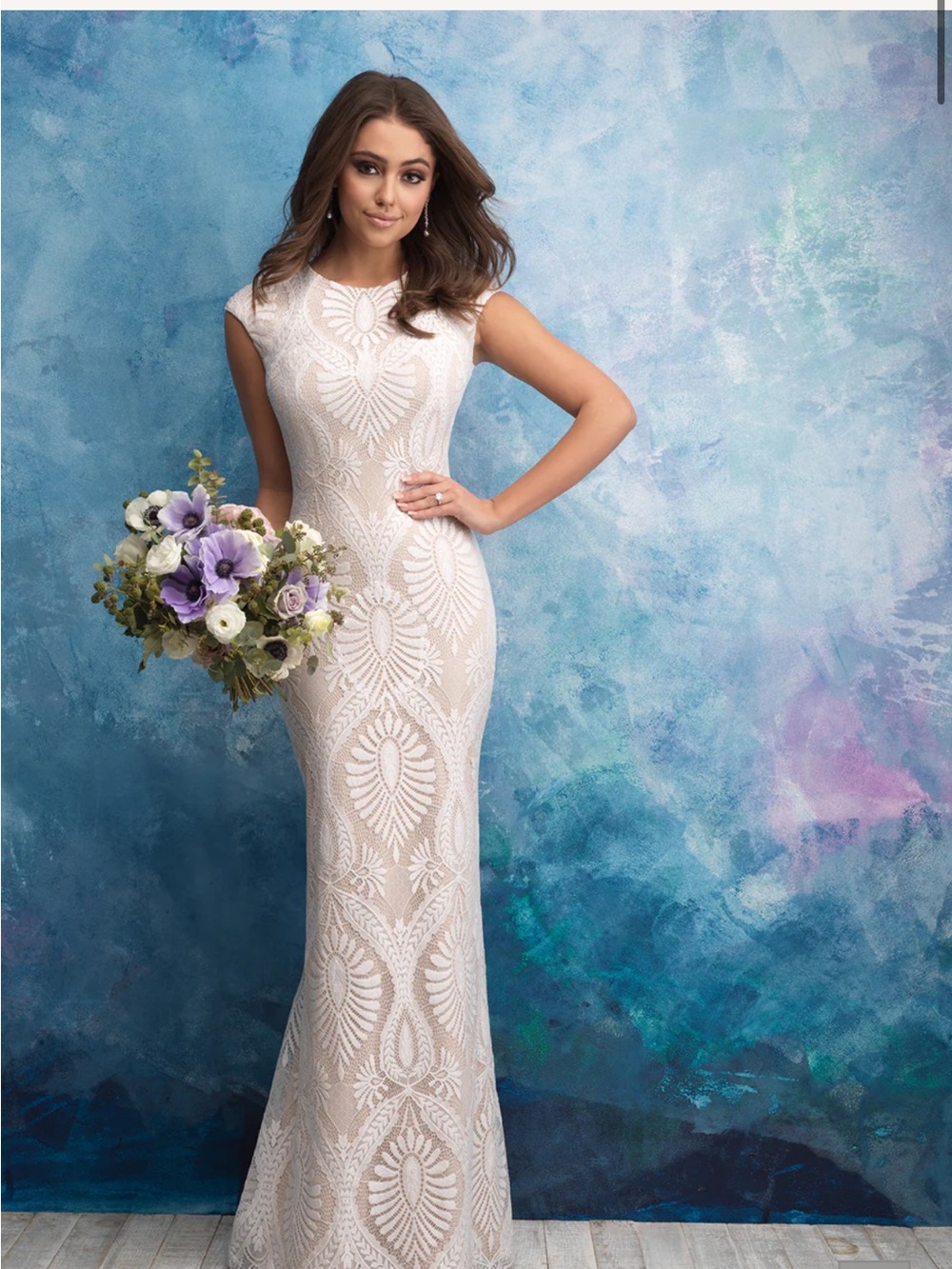 Elegant Ivory Lace Cap-Sleeve Wedding Dress/ Gown